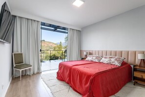 4 عدّة غرف نوم وخدمة الإنترنت وملاءات أسرّة