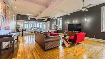 Una Smart TV, libros