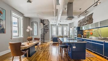 Frigorífico, microondas, horno y placa de cocina