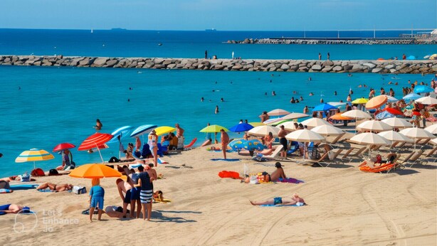 A crowded beach with numerous umbrellas and people sunbathing. - Opening Doors Premià Dalt Amazing views with pool (Premià de Dalt)