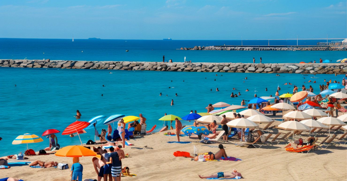 Een druk strand met veel parasols en mensen die aan het zonnen zijn.