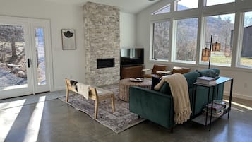 Smart TV, fireplace, books, offices