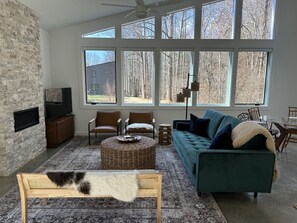 Älytelevisio, takka, kirjoja, työhuone