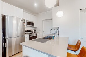 Kjøleskap, mikrobølgeovn, ovn og kokeplater