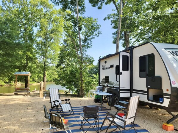 Property grounds - Spacious RV lots on the KY Lake, just minutes from historic Clifton, TN. (Clifton)