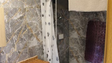 Regadera, toallas, papel de baño