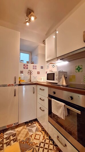 Réfrigérateur, micro-ondes, four, plaque de cuisson