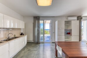 Kühlschrank, Mikrowelle, Ofen, Geschirrspüler