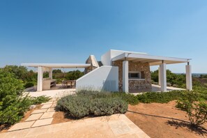 Outdoor dining - Modern villa with plunge pool near the beaches (Torre Pali)