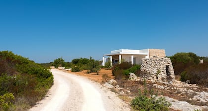 Moderne Villa mit Steinpool in Strandnähe
