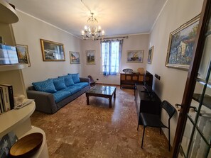 Classic-huoneisto | Oleskelualue | 19–tuumainen televisio, jossa digitaalikanavat