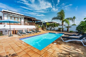 Utendørsbasseng og et oppvarmet basseng