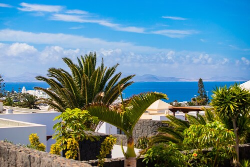 Holiday Home newly renovated with Sea View and heated Swimming Pool