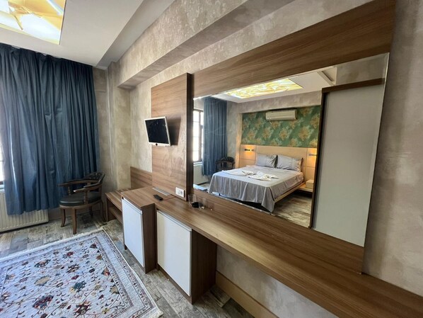 Basic Studio | Desk, laptop workspace, soundproofing, free WiFi - Feridiye Hotel (Istanbul)