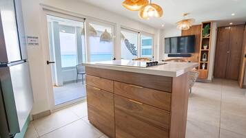 Réfrigérateur, four à micro-ondes, cafetière-théière