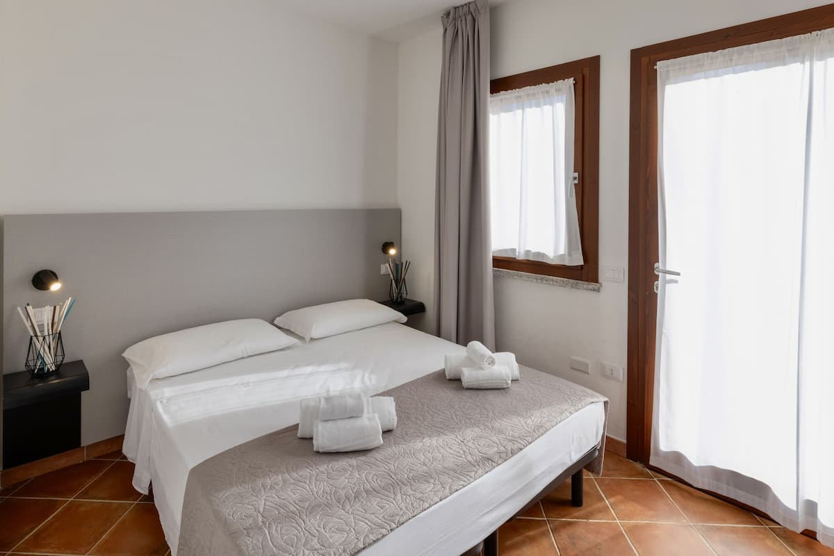 1 slaapkamer, een strijkplank/strijkijzer, babybedden (toeslag)