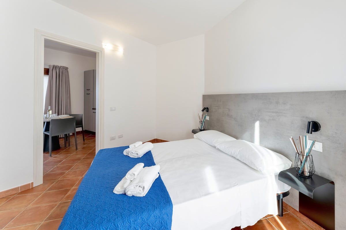 1 slaapkamer, een strijkplank/strijkijzer, babybedden (toeslag)