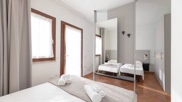 Ferro/asse da stiro, culle/letti per bambini (a pagamento), lenzuola