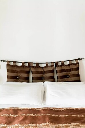 1 quarto, ferros/tábuas de passar roupa, berço de viagem