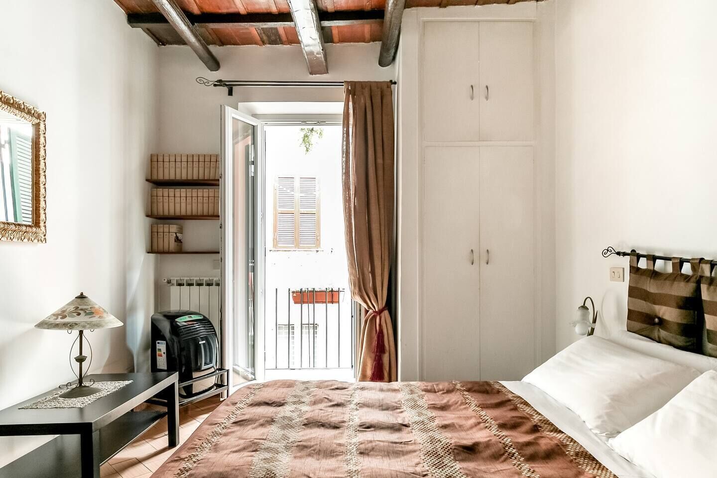 1 habitación, tabla de planchar con plancha y cuna de viaje 