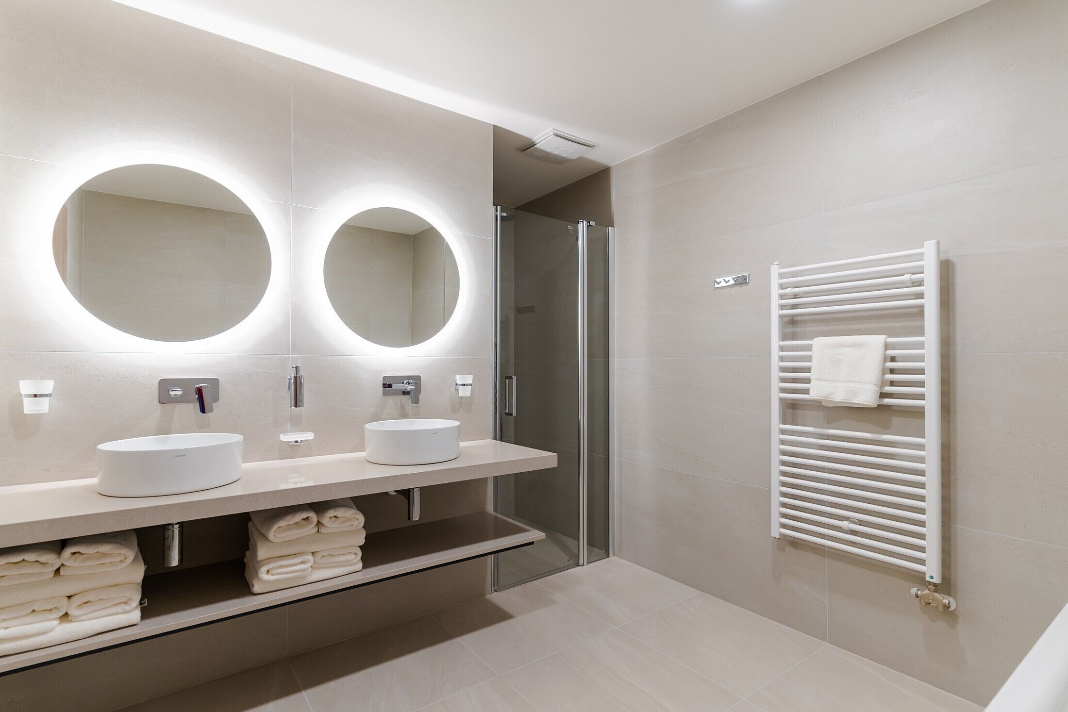 Premium appartement | Badkamer | Een douche, een haardroger, badjassen, pantoffels