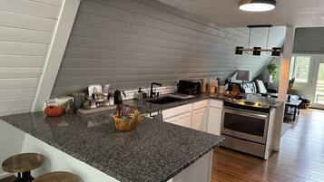 冰箱、微波炉、烤箱、炉灶