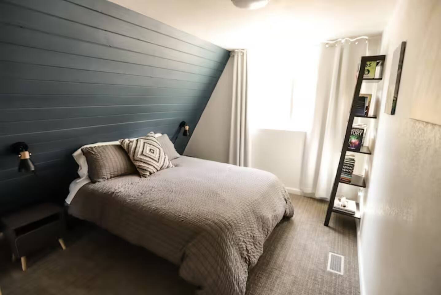 2 habitaciones, tabla de planchar con plancha y cuna de viaje 