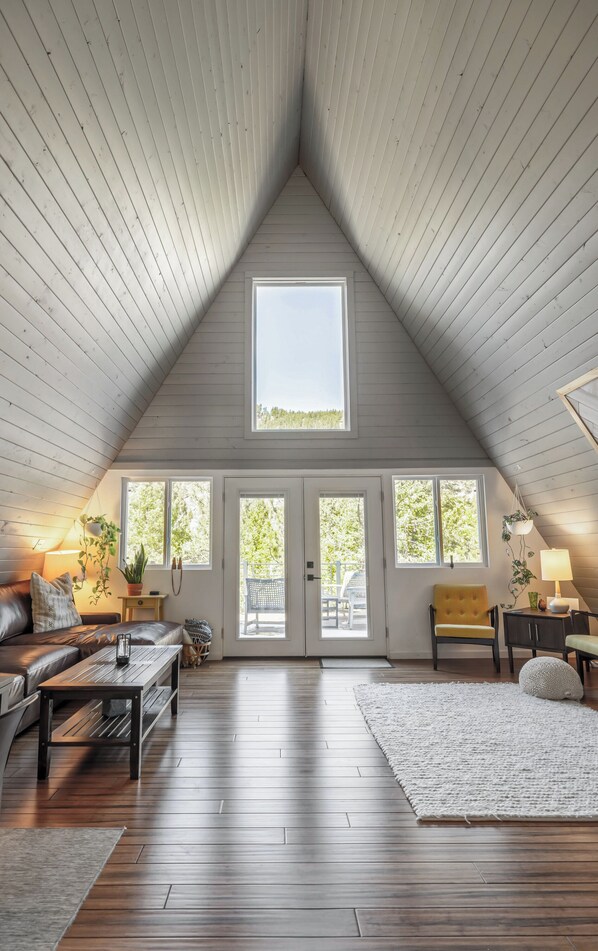 Peis, bøker og stereoanlegg