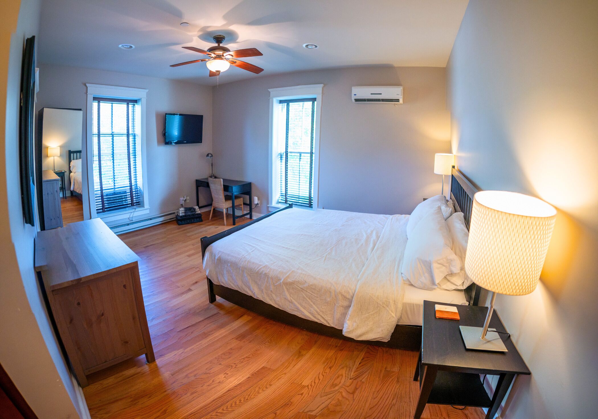 标准房 | 高档床上用品、加厚床垫、特色家居、办公桌