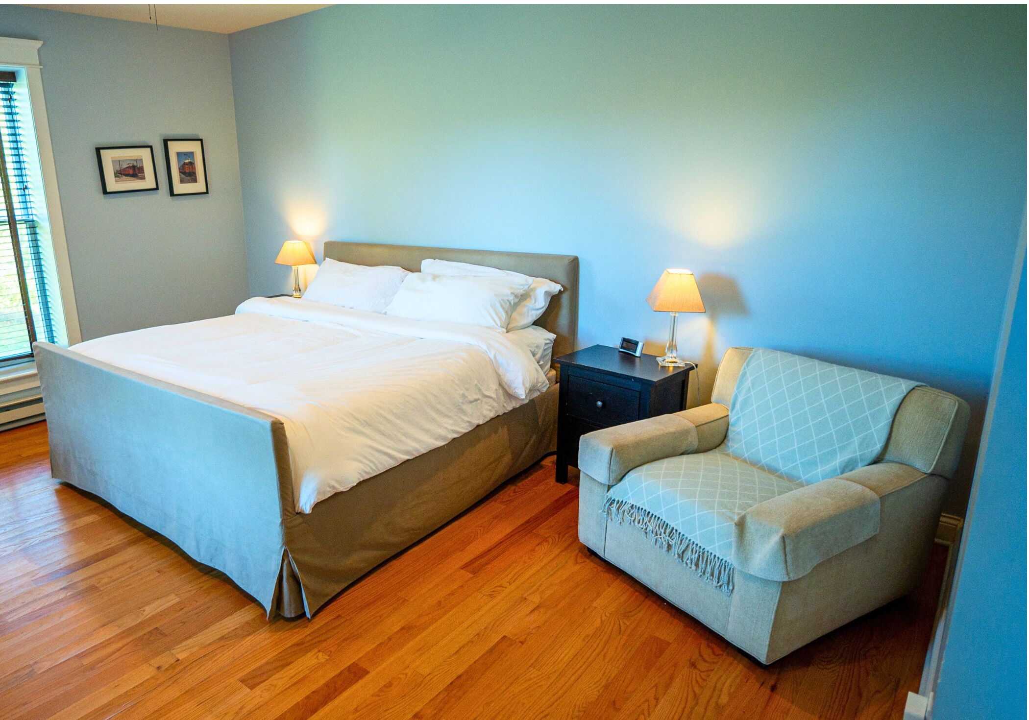 أغطية فراش متميزة وأسرّة بطبقة علوية مريحة وطراز فريد لكل وحدة ومكتب