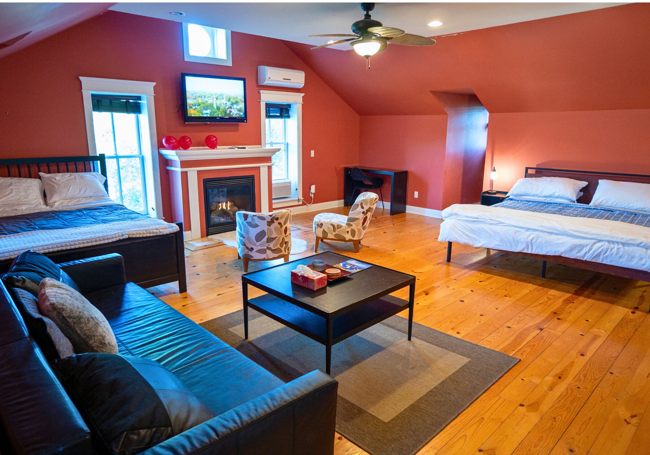 أغطية فراش متميزة وأسرّة بطبقة علوية مريحة وطراز فريد لكل وحدة ومكتب