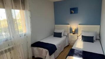 3 slaapkamers, een strijkplank/strijkijzer, reisbedje, wifi