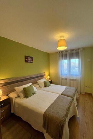 3 habitaciones, tabla de planchar con plancha, cuna de viaje y wifi 