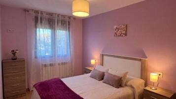 3 slaapkamers, een strijkplank/strijkijzer, reisbedje, wifi