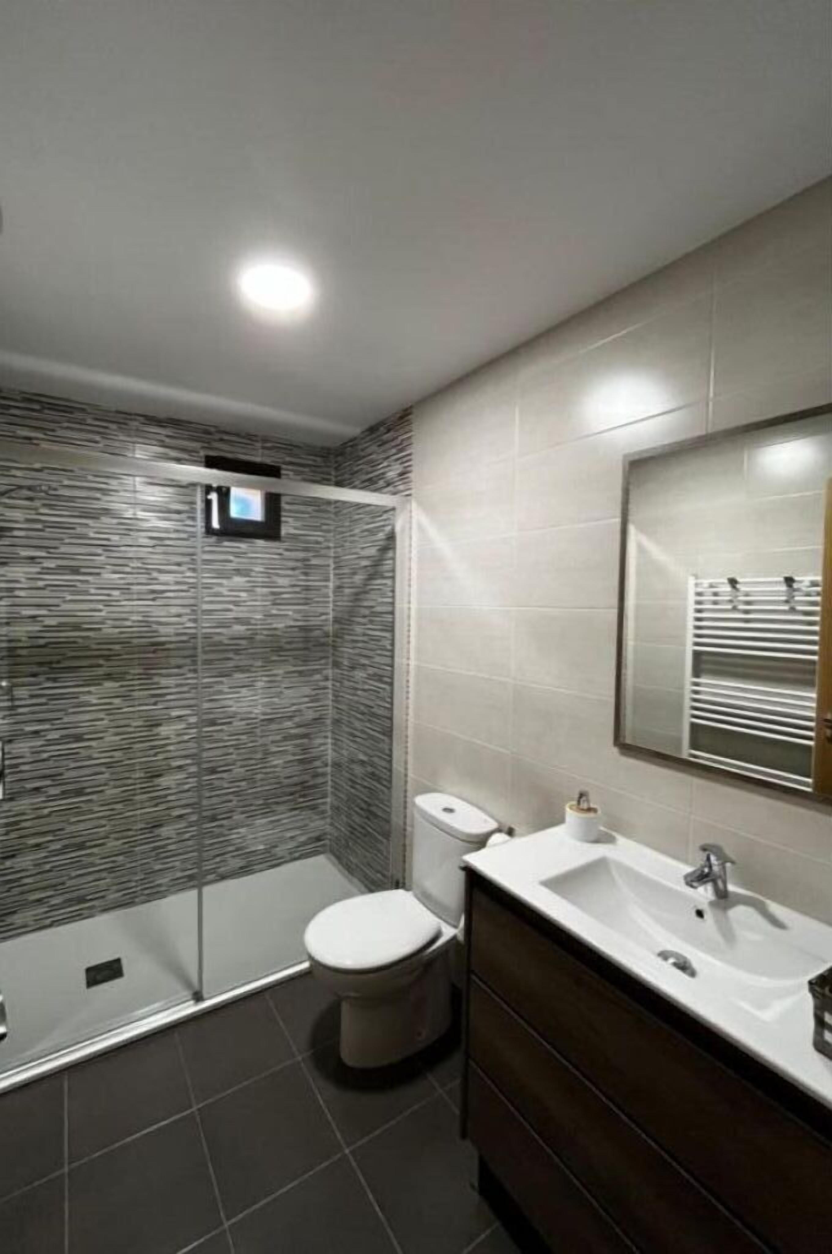 Een douche, een haardroger, handdoeken, zeep