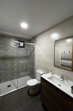 Shower, hair dryer, towels, soap - A 10 Minutos de Segovia Chalet con Jardín y Piscina en Pueblo Maravilloso (Basardilla)
