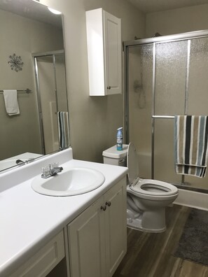 Haartrockner, Handtücher, Seife, Shampoo