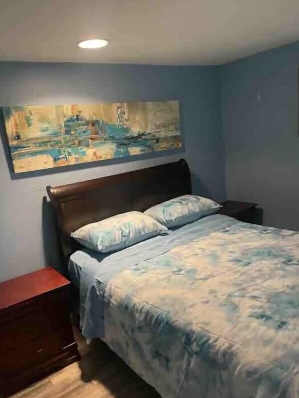 1 bedroom, iron/ironing board, WiFi, bed sheets - Crawford Apt #5 (Newark)