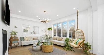 Luxury Family 4BR, Near Restaurants! Back Garden, Balcony, Pool Table, Parking