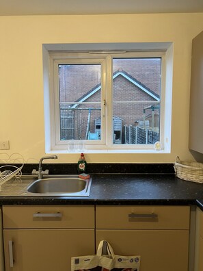 ثلاجة، ميكروويف، فرن، موقد طهي مسطح