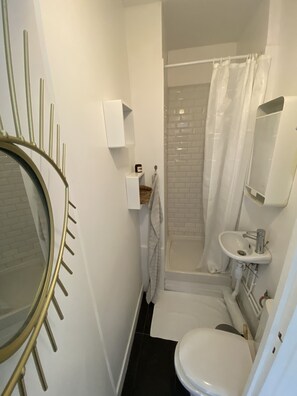 Douche, serviettes fournies, savon, shampoing