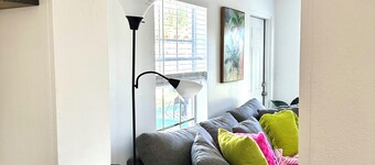 Cozy Home, Minutes to Beach, Downtown Melbourne, Large Backyard with BBQ