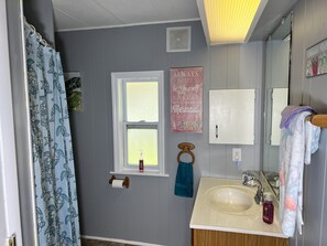 Een douche, een haardroger, handdoeken, zeep