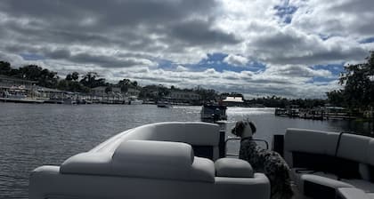 2-bedroom sleeps 4, waterfront cottage and mooring near Homosassa Springs