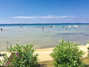 Beach - Apartment first row to the sea (Privlaka)