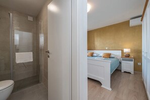 Shower, hair dryer, towels, soap - Apartment first row to the sea (Privlaka)