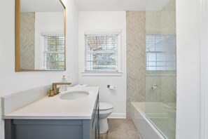 Shower, hair dryer, towels, soap - Luxury Home With Southern Charm - Close Proximity To All Atlanta Attractions (Atlanta)