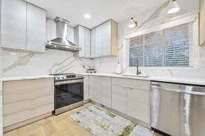 Fridge, microwave, oven, stovetop - Luxury Home With Southern Charm - Close Proximity To All Atlanta Attractions (Atlanta)
