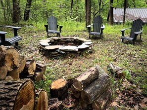 Property grounds - Charming Cabin in the Woods with River Access (Shepherdstown)