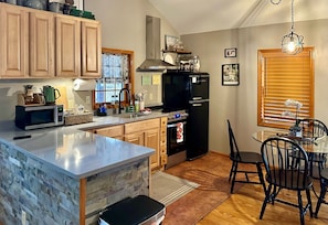 ثلاجة، ميكروويف، فرن، موقد طهي مسطح